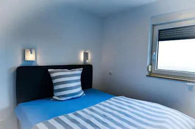 Ein Bett oder Betten in einem Zimmer der Unterkunft Strandhochhaus SF06