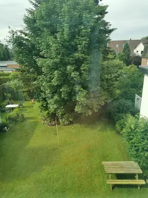 Ein Garten an der Unterkunft Deichvoigt Fewo nah am Sandstrand Döse Duhnen