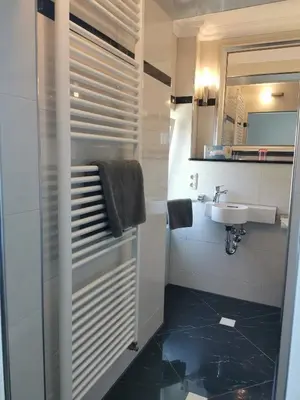 Ein Badezimmer in der Unterkunft Deichvoigt Fewo nah am Sandstrand Döse Duhnen