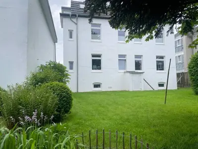 Ein Garten an der Unterkunft Deichvoigt Fewo nah am Sandstrand Döse Duhnen
