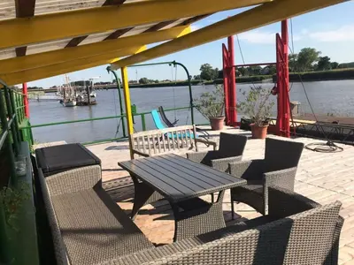 Blick auf einen Fluss in der Nähe des Ferienhauses
