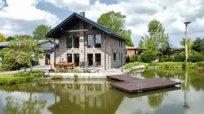 Blick auf einen Fluss in der Nähe des Ferienhauses