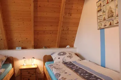 Ein Bett oder Betten in einem Zimmer der Unterkunft Ferienhaus Carolin am Nordseedeich