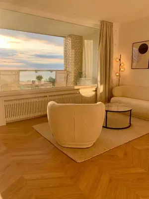 Ein Sitzbereich in der Unterkunft Panoramameerblicksuite direkt am Strand, Garage Wlan, Aufzug, Smarttv,Bettwäsche,Handtücher, Netflix uvm