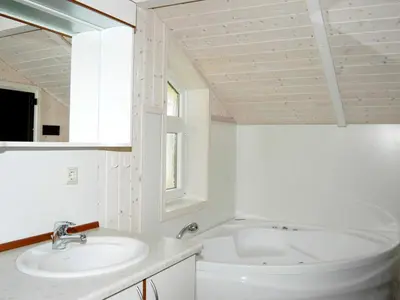 Ein Badezimmer in der Unterkunft 6 person holiday home in Otterndorf