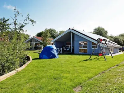 Ein Garten an der Unterkunft 12 person holiday home in Otterndorf
