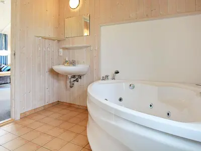 Ein Badezimmer in der Unterkunft 4 person holiday home in Otterndorf