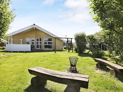 Ein Garten an der Unterkunft 6 person holiday home in Otterndorf