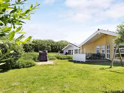 Ein Garten an der Unterkunft 6 person holiday home in Otterndorf