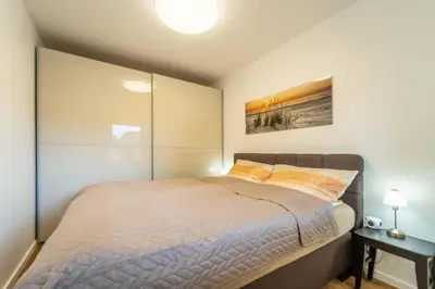 Ein Bett oder Betten in einem Zimmer der Unterkunft De Wisch - Frisch renovierte Wohnung direkt am Deich
