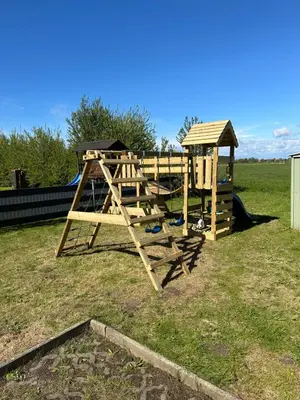 Ein Kinderspielbereich in der Unterkunft Ferienhaus-DeichBrand