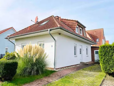 Das Gebäude in dem sich das Ferienhaus befindet