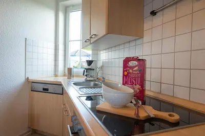 Küche/Küchenzeile in der Unterkunft Ferienhaus Achteck am Deich, Graureiherweg 4a
