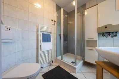 Ein Badezimmer in der Unterkunft Ferienhaus Achteck am Deich, Graureiherweg 4a