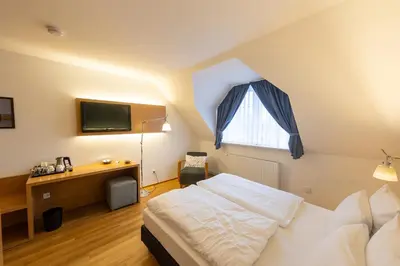 Ein Bett oder Betten in einem Zimmer der Unterkunft Cuxlandhotel Doppelzimmer 111
