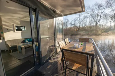 Ein Balkon oder eine Terrasse in der Unterkunft Hausboot 
