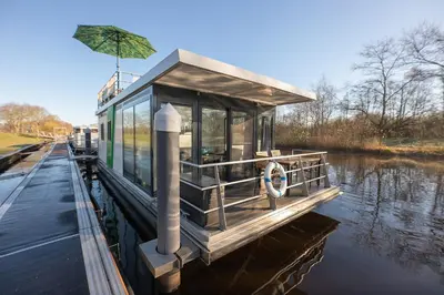 Blick auf einen Fluss in der Nähe des Ferienhauses