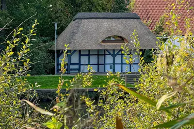 Ein Garten an der Unterkunft Hausboot 