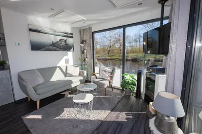 Ein Sitzbereich in der Unterkunft Hausboot 