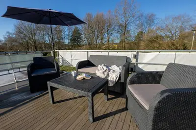 Ein Balkon oder eine Terrasse in der Unterkunft Hausboot 