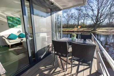 Ein Sitzbereich in der Unterkunft Hausboot 