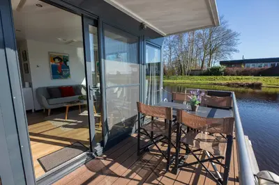 Ein Balkon oder eine Terrasse in der Unterkunft Hausboot 