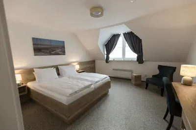 Ein Bett oder Betten in einem Zimmer der Unterkunft Cuxlandhotel Doppelzimmer 119