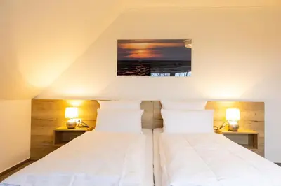 Ein Bett oder Betten in einem Zimmer der Unterkunft Cuxlandhotel Doppelzimmer 117