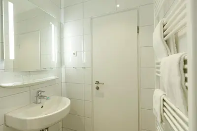 Ein Badezimmer in der Unterkunft Cuxlandhotel Doppelzimmer 116