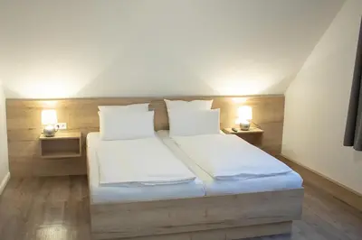 Ein Bett oder Betten in einem Zimmer der Unterkunft Cuxlandhotel Doppelzimmer 116