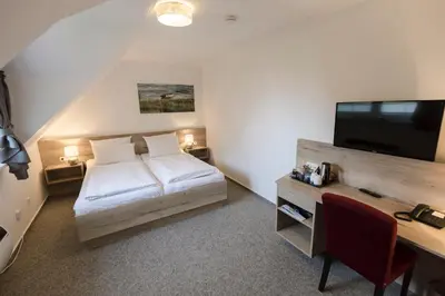 Ein Bett oder Betten in einem Zimmer der Unterkunft Cuxlandhotel Doppelzimmer 118