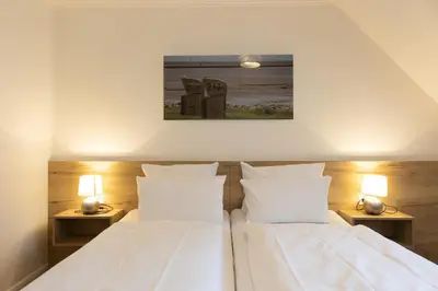 Ein Bett oder Betten in einem Zimmer der Unterkunft Cuxlandhotel Doppelzimmer 115