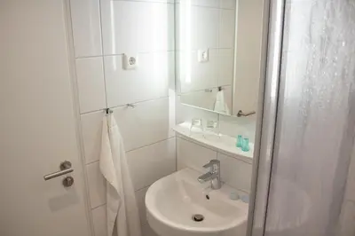 Ein Badezimmer in der Unterkunft Cuxlandhotel Doppelzimmer 115