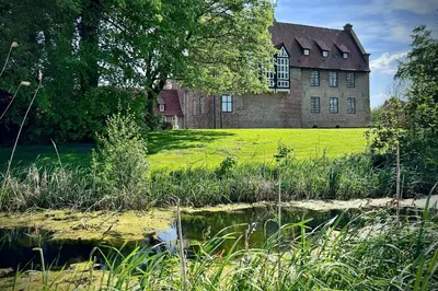 Ein Garten an der Unterkunft Ferienhaus Kiebitzmoor 7