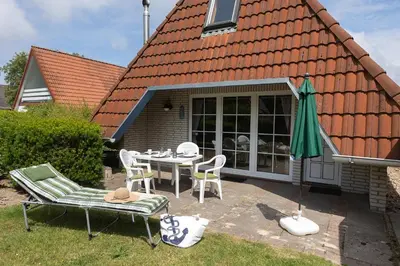 Ein Garten an der Unterkunft Ferienhaus Knechtsand 05