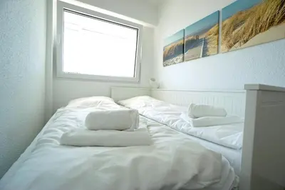 Ein Bett oder Betten in einem Zimmer der Unterkunft Strandhochhaus Sahlenburg FeWo C7