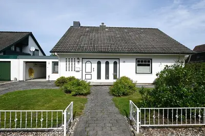 Das Gebäude in dem sich das Ferienhaus befindet