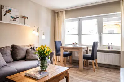 Ein Sitzbereich in der Unterkunft Op de Westerwarft Wohnung 2