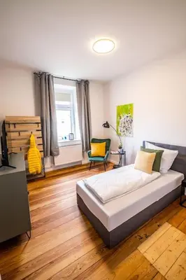 Ein Bett oder Betten in einem Zimmer der Unterkunft Gemächliche Haushälfte mit 4 Schlafzimmern