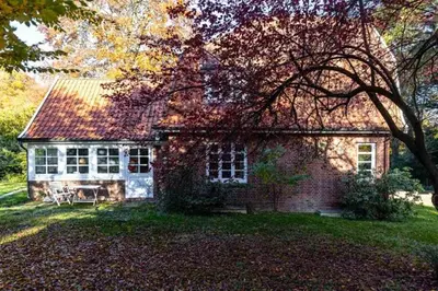 Ein Garten an der Unterkunft Brick House In Secluded Setting