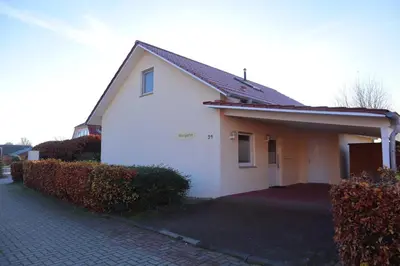 Das Gebäude in dem sich das Ferienhaus befindet