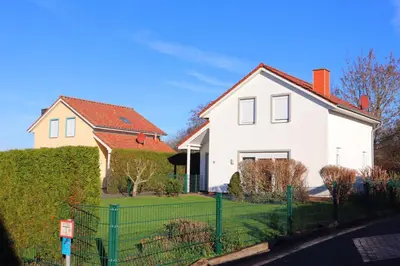 Das Gebäude in dem sich das Ferienhaus befindet