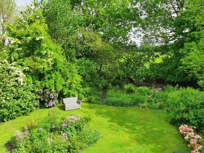 Ein Garten an der Unterkunft Meine Zeit