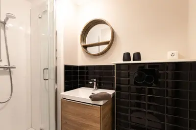 Ein Badezimmer in der Unterkunft Top gelegenes Apartment mit Meerblick in der Ferne