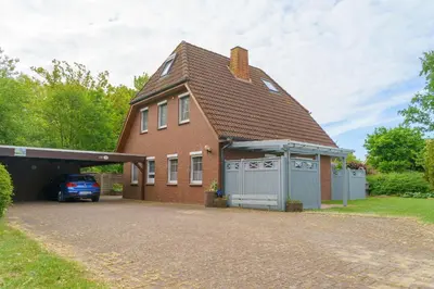 Das Gebäude in dem sich das Ferienhaus befindet