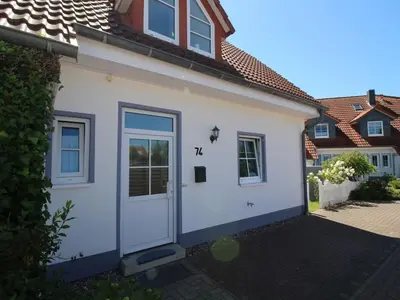 Das Gebäude in dem sich das Ferienhaus befindet