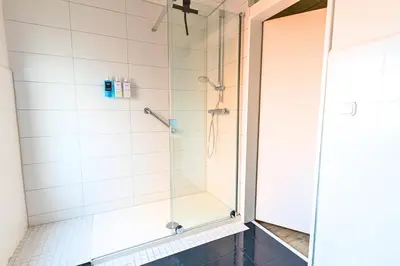 Ein Badezimmer in der Unterkunft SHINYHOMEZ - Familienfreundliche Ferienwohnung in Geestland am Wattenmeer mit Terrasse, Küche und WLAN