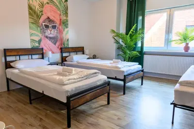 Ein Bett oder Betten in einem Zimmer der Unterkunft SHINYHOMEZ - Familienfreundliche Ferienwohnung in Geestland am Wattenmeer mit Terrasse, Küche und WLAN