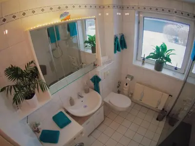 Ein Badezimmer in der Unterkunft KüstenMuschel