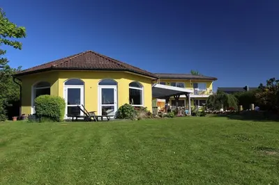 Ein Garten an der Unterkunft Fewo-Seetank